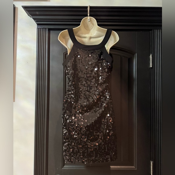Black Large Sequins Dress - Picture 2 of 3